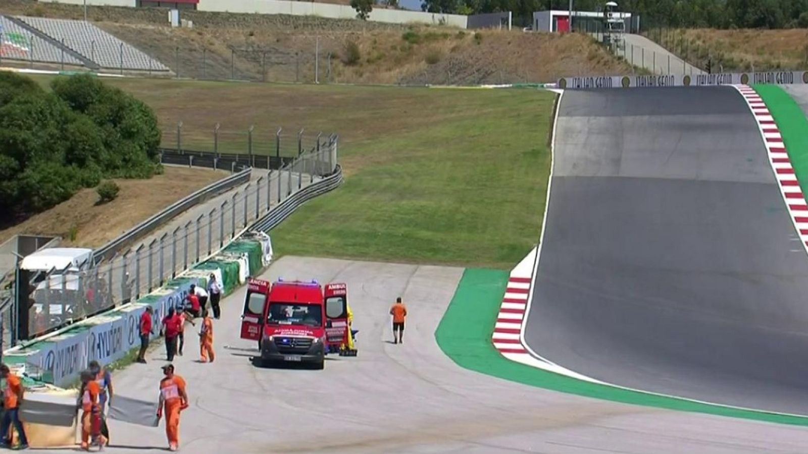 Vídeo: Sandro Cortese, evacuado en helicóptero tras su caída en Portimao