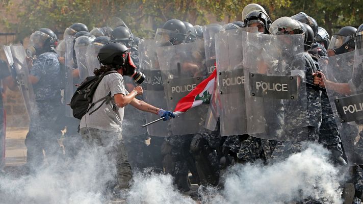Enfrentamientos entre manifestantes y policías en una protesta frente al Parlamento de Beirut
