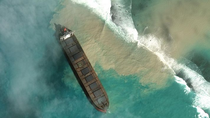 Telediario 1 - La isla de Mauricio decreta el estado de emergencia medioambiental por el vertido de un barco petrolero