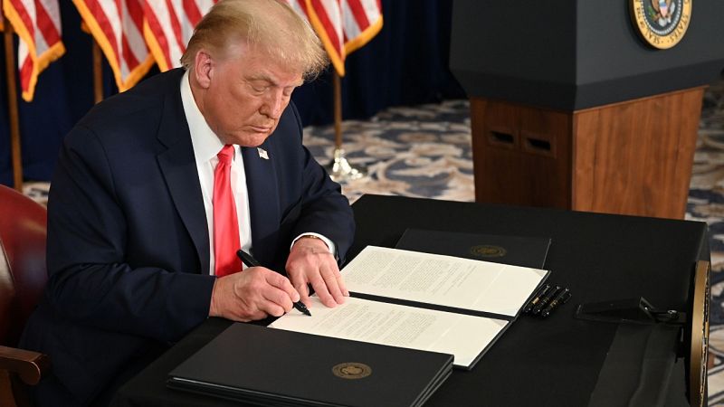 Trump extiende por decreto las ayudas económicas del coronavirus ante el bloqueo en el Congreso - Informativo 24h | Ver