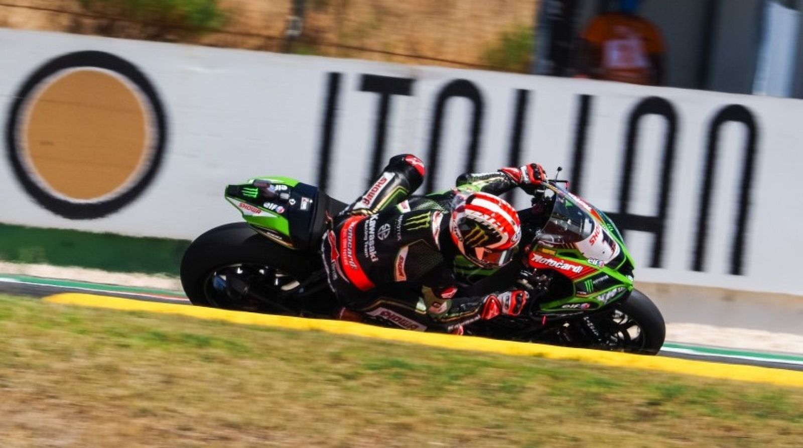 Vídeo: Rea gana la 'Superpole Race' y se pone a un punto de Redding