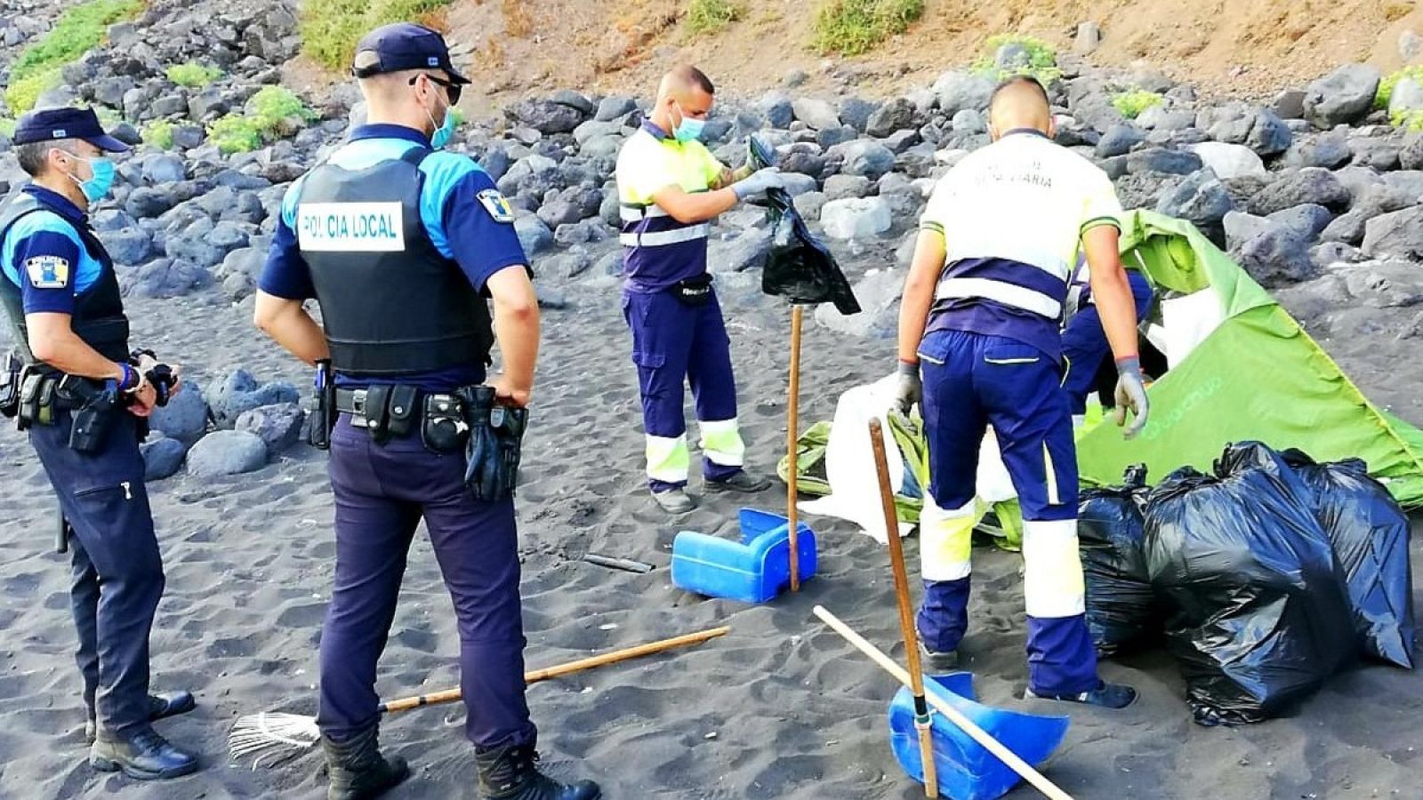 Desalojan una 'quedada' en una playa de Tenerife convocada para propagar el coronavirus | Ver
