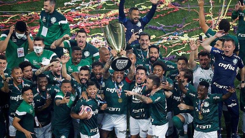 Los aficionados del Palmeiras celebran el Campeonato Paulista sin mascarillas