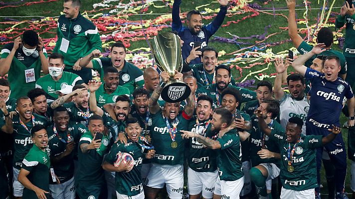 Los aficionados del Palmeiras celebran el Campeonato Paulista sin mascarillas