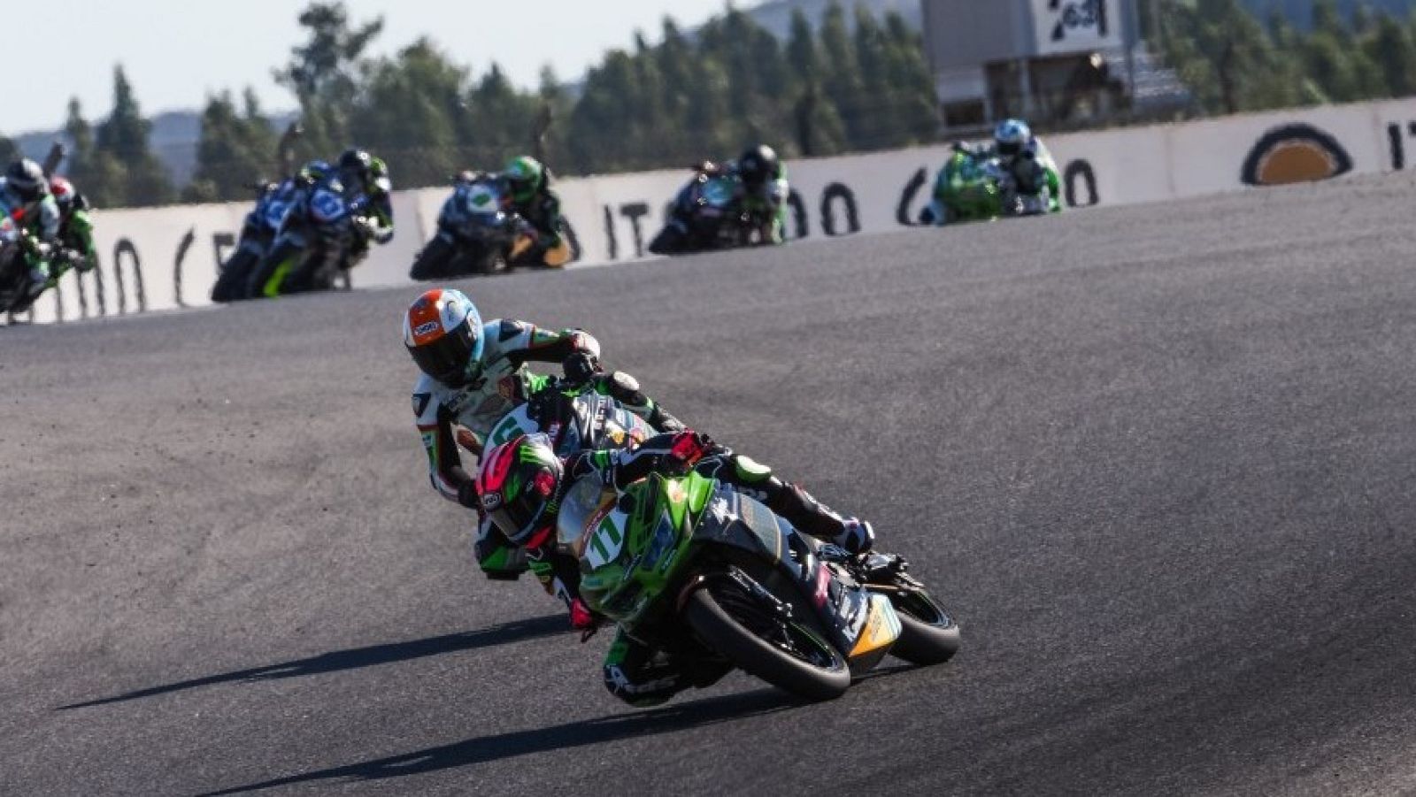 Vídeo: Final con bandera roja de una carrera trepidante en SSP300