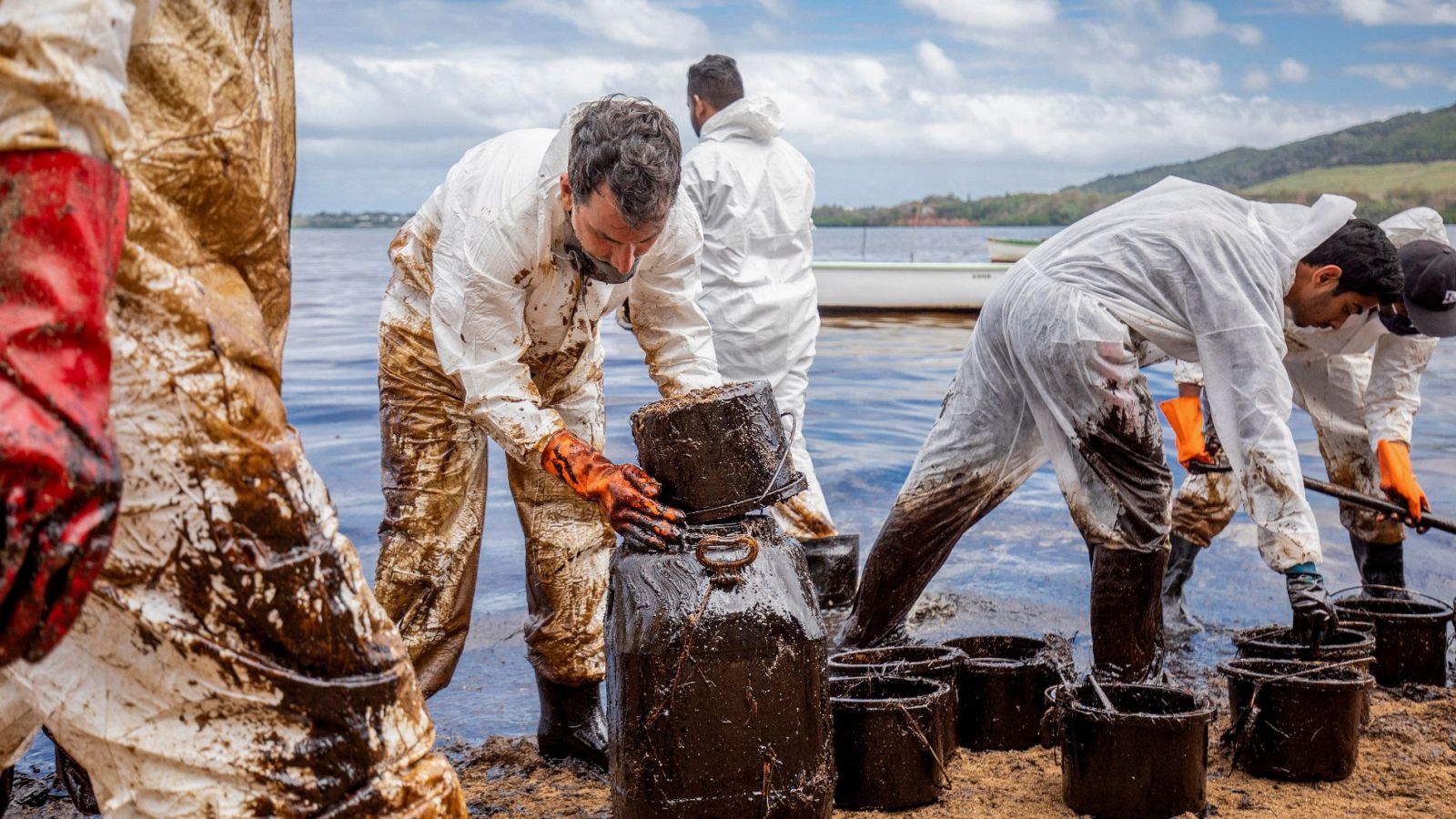 Las corrientes y los vientos están extendiendo el derrame de crudo en las costas de Mauricio