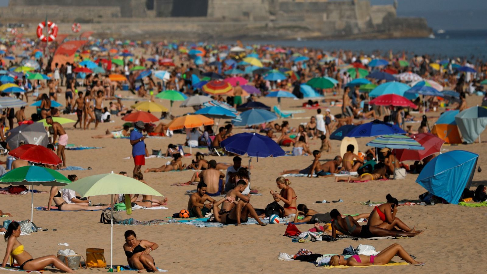 El sector turístico portugués intenta resistir el verano ante la menor llegada de extranjeros