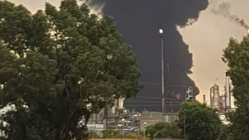 Un rayo provoca un incendio en un depósito de gasoil de Repsol en Puertollano 