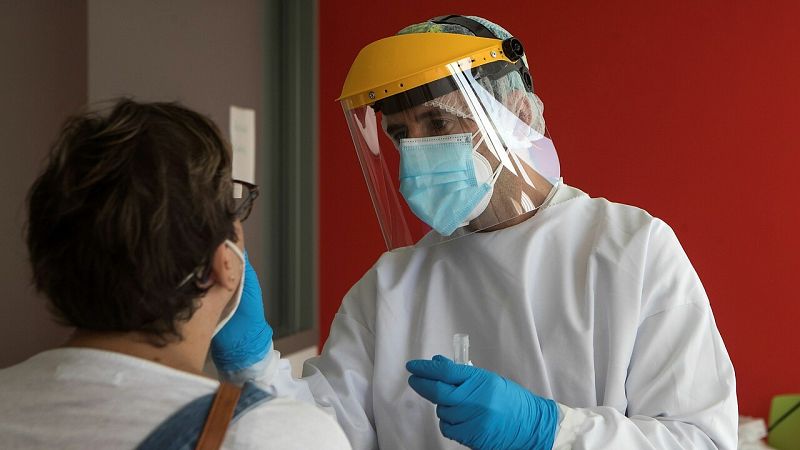 España no baja de los mil casos de coronavirus diarios desde hace una semana