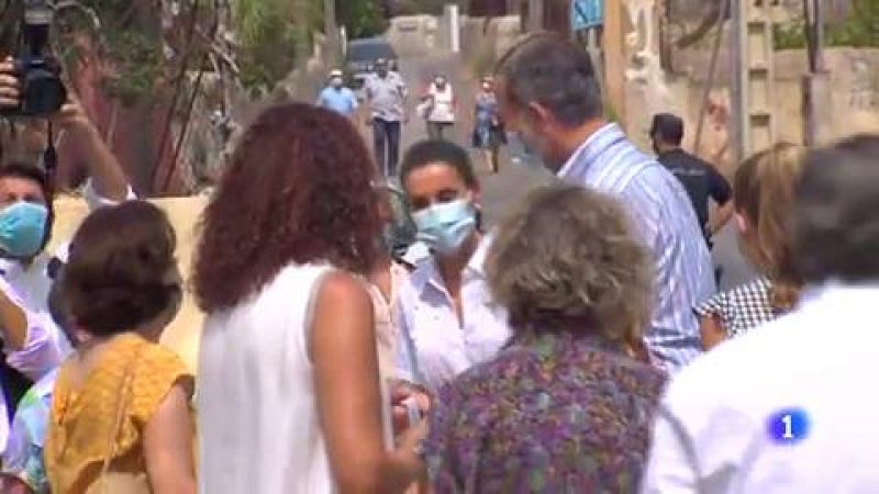 Los Reyes y sus hijas visitan uno de los barrios más desfavorecidos de Palma