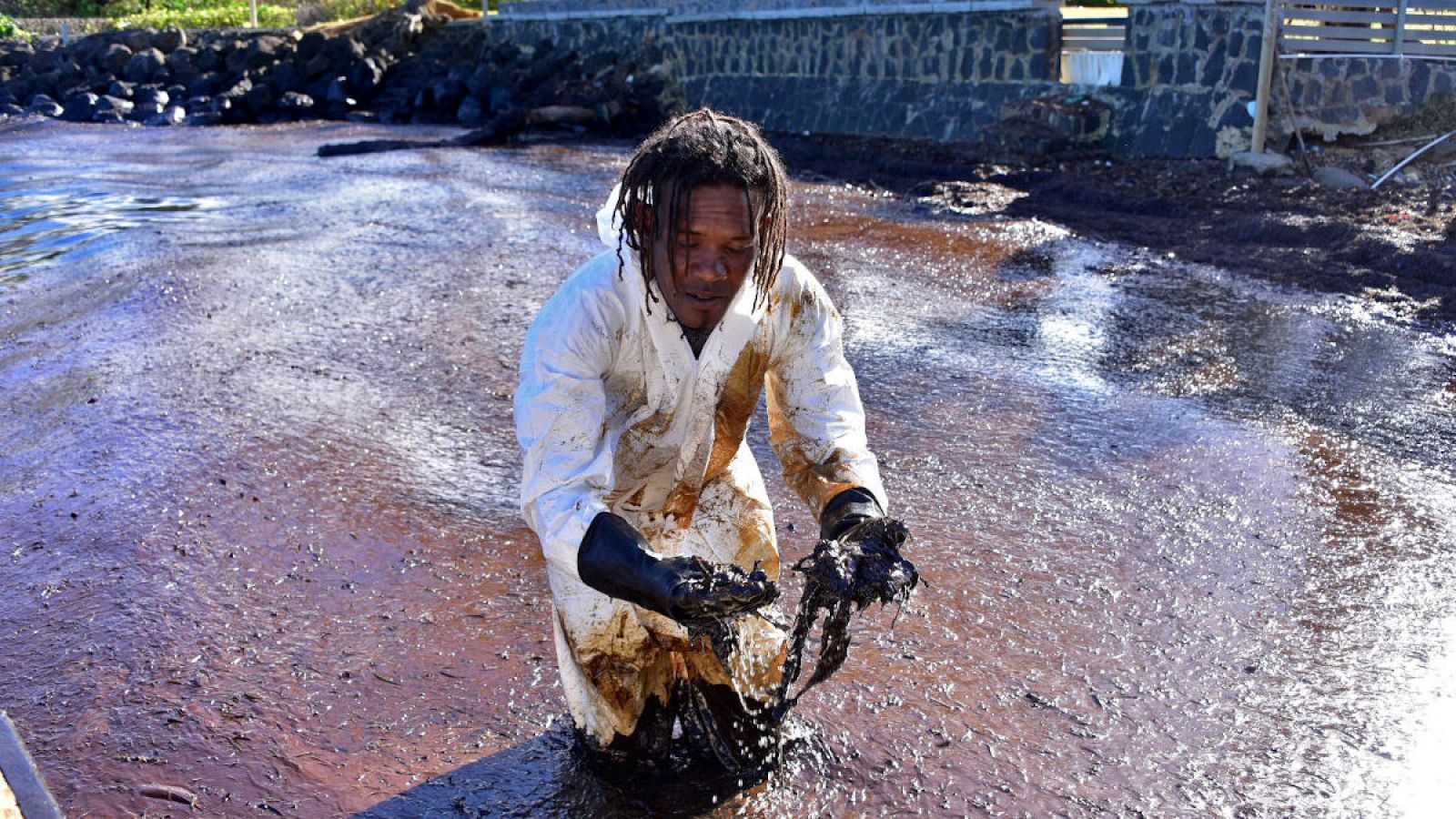 Carrera contrarreloj para vaciar de combustible el barco varado en Mauricio