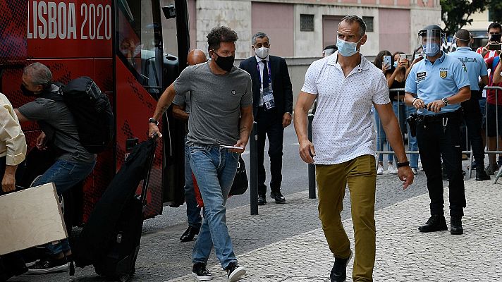 Telediario 1 - El Atlético ya está en Lisboa con solo dos bajas, los positivos de COVID-19