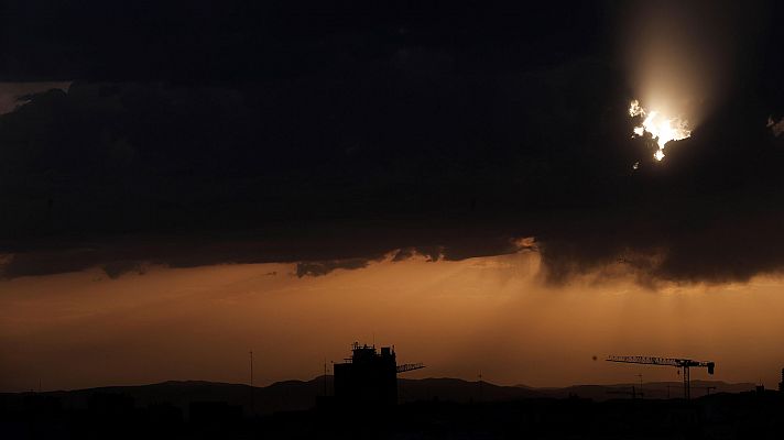 Tormentas localmente fuertes en Cantábrico, alto Ebro y zonas de la Meseta