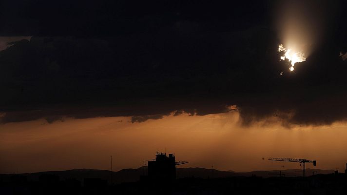 El tiempo - Tormentas localmente fuertes en Cantábrico, alto Ebro y zonas de la Meseta