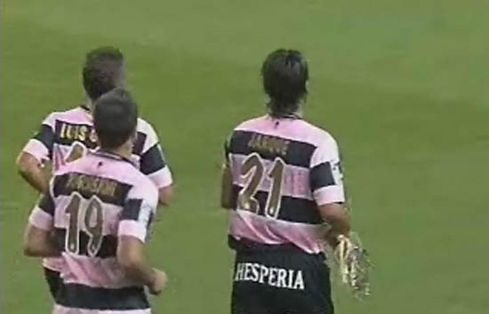  La muerte de los jugadores de fútbol Dani Jarque y Antonio Puerta tiene varios paralelismos. Ambos tenían 26 años e iban a ser padres antes de fallecer. 