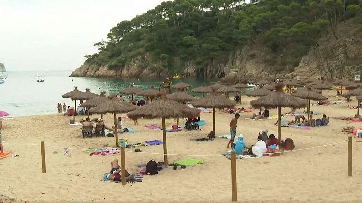 Largas colas y madrugones para acceder a las calas en la Costa Brava