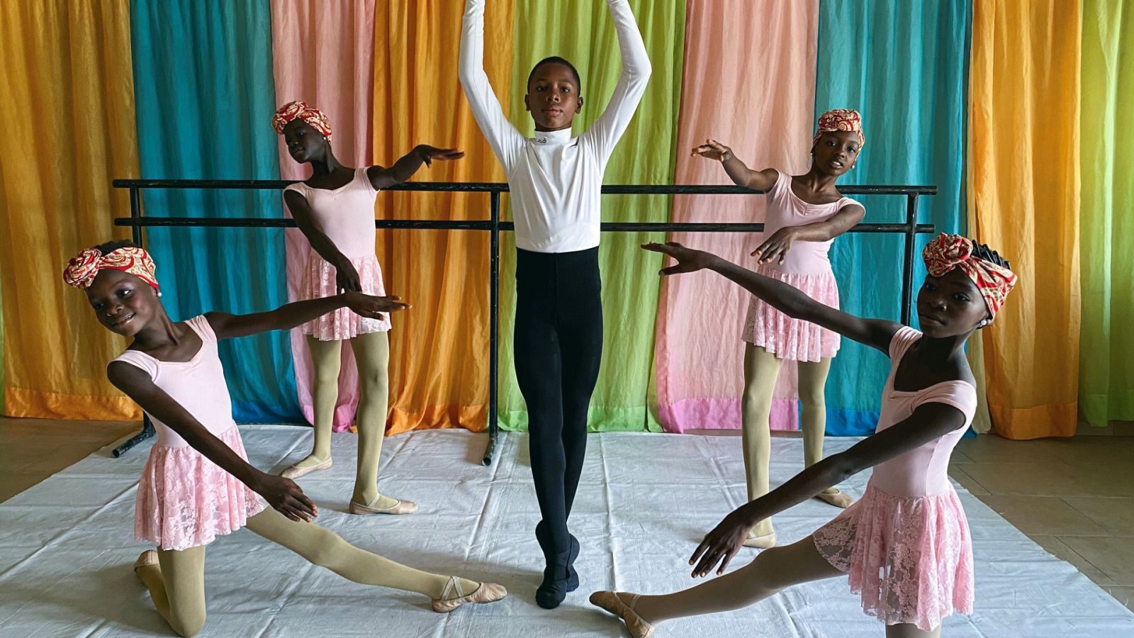 El niño de Nigeria que se hizo viral bailando bajo la lluvia estudiará ballet en Nueva York