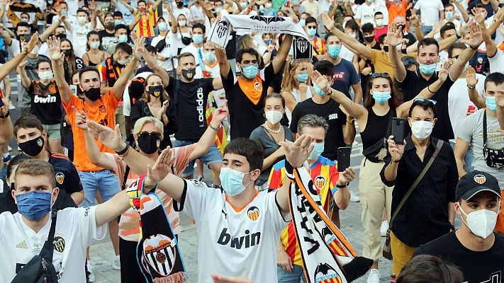 Telediario 1 - Cientos de aficionados del Valencia protestan tras el amargo y emocionado adiós de Parejo