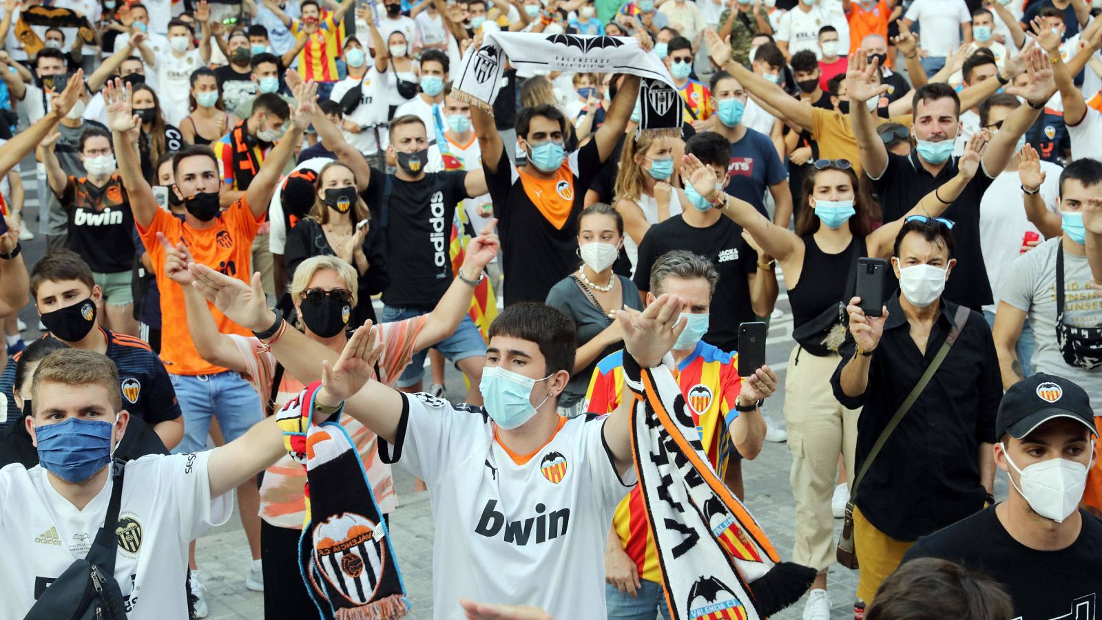 Cientos de aficionados del Valencia protestan tras el amargo y emocionado adiós de Parejo
