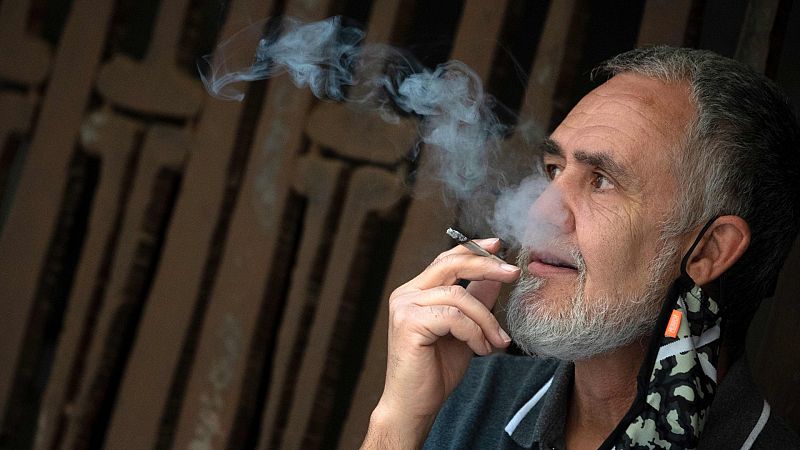 Galicia prohíbe fumar en terrazas o en la calle si no hay distancia social