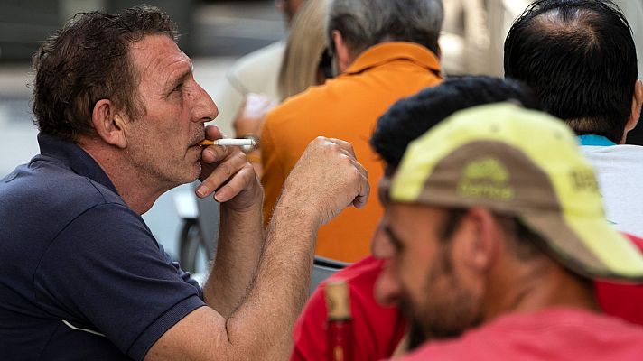 Telediario 1 - Los expertos aplauden la prohibición de fumar en la calle si no hay distancia social