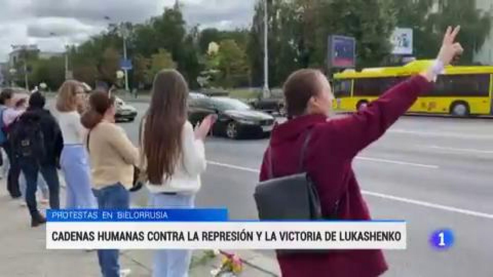 Telediario 1: Las cadenas humanas se multiplican en Bielorrusia contra la represión tras la victoria de Lukashenko en las elecciones presidenciales | RTVE Play