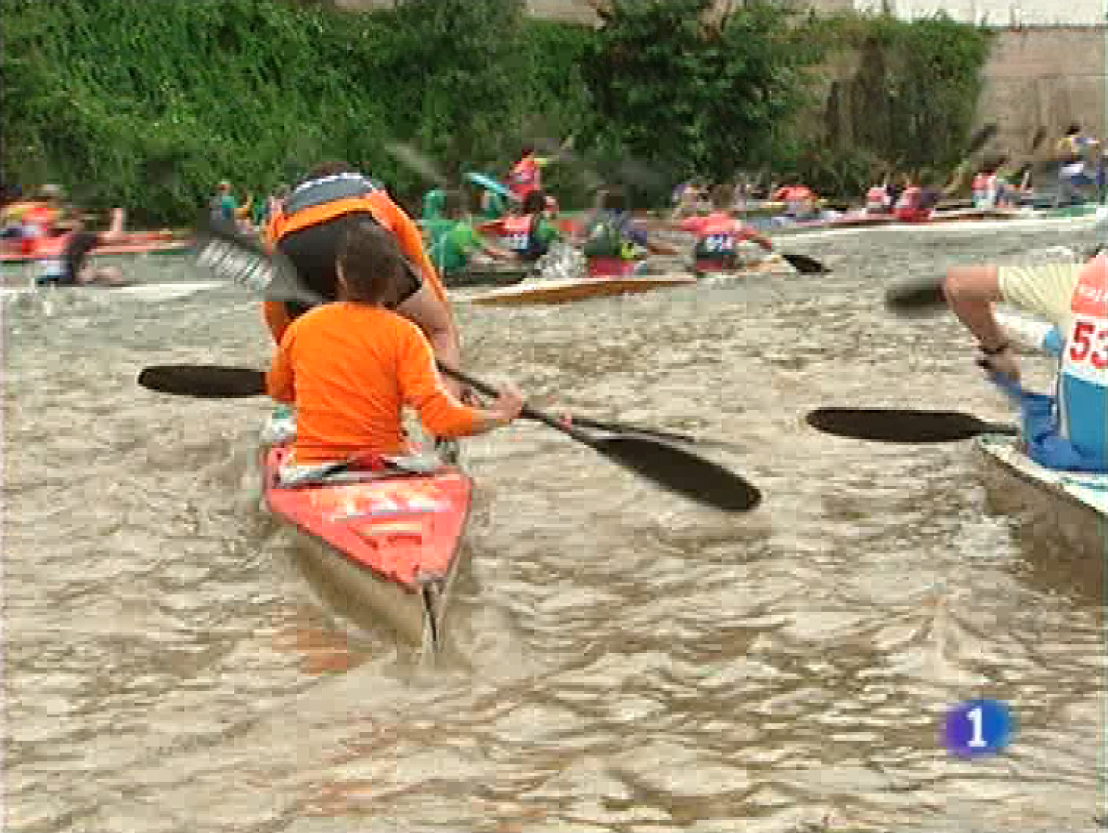 La fiesta popular que rodea al Descenso Internacional del Sella fue más tranquila que la del verano pasado. Se contabilizaron doscientos veinticuatro incidentes, un quince por ciento menos que en la edición anterior. En su mayoría fueron asistencias sanitarias.La caída de la recaudación tributaria entre un 7 y un 10 por ciento  ha llevado al Gobierno asturiano a reducir gastos por importe de algo más de 100 millones de euros. Afectará, sobre todo, al funcionamiento de la Administración: vehículos, teléfonos, papel... pero no a las inversiones.
