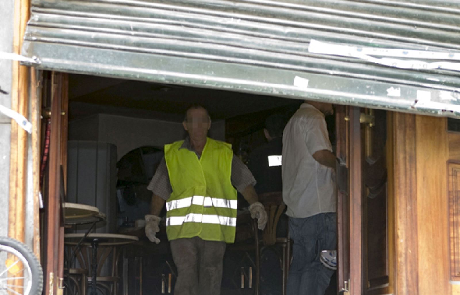 Los controles de seguridad se han incrementado. Se buscan restos de los temporizadores porque podrían dar pistas de los terroristas