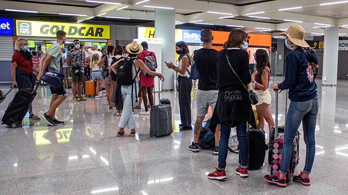 La disminución del tráfico de viajeros en estaciones y aeropuertos presagia una 'operación salida' muy tranquila