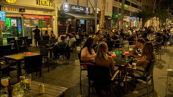 Sanidad cierra las discotecas y prohíbe fumar en la calle