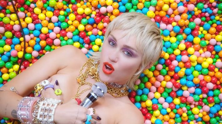 Telediario 1 - Miley Cyrus vuelve a la música ochentera con su nuevo tema 'Midnight Sky'