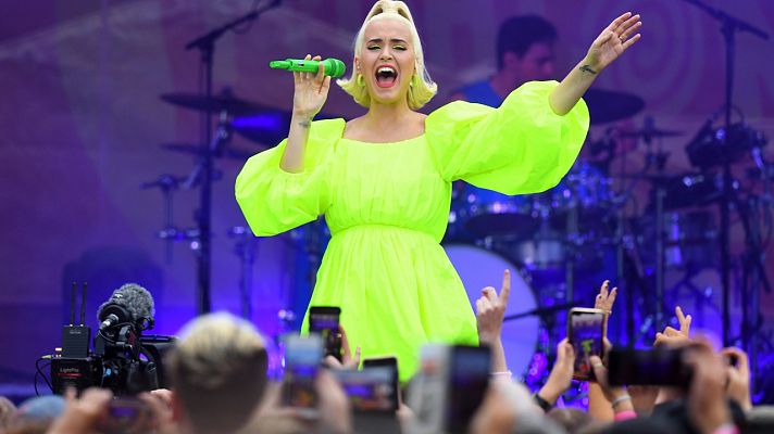 Telediario 1 - Katy Perry estrena el videoclip del sencillo 'Smile', que dará título a su nuevo álbum