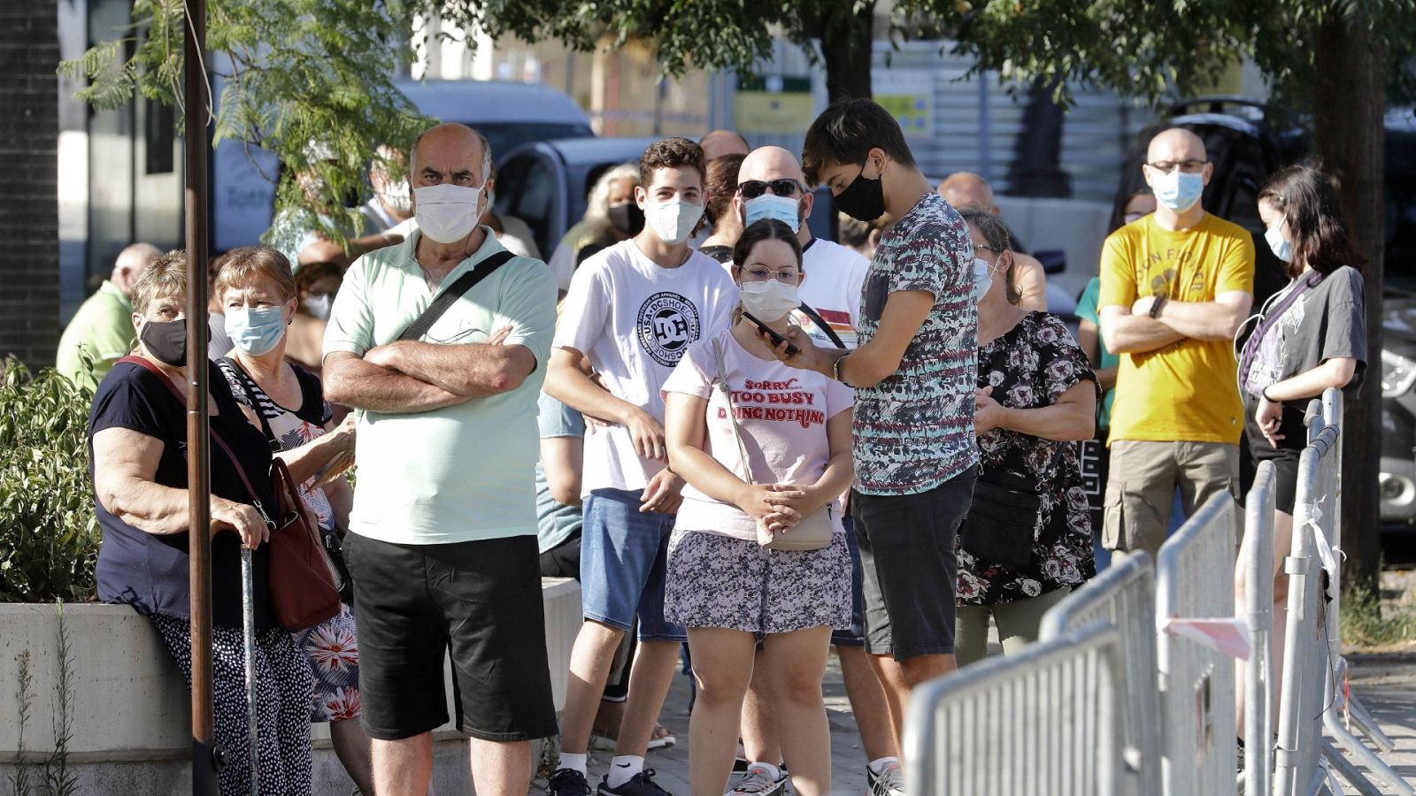 Primer día de pruebas masivas en el barrio barcelonés de Torre Baró