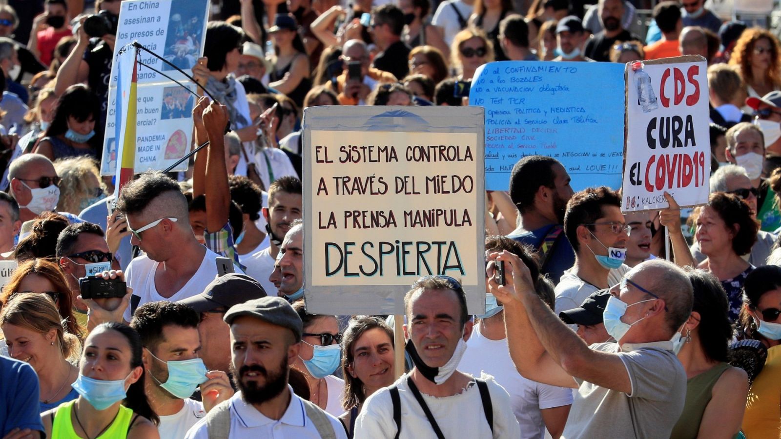 Manifestación en la madrileña plaza de Colón para protestar contra la obligación de llevar mascarilla en los lugares públicos