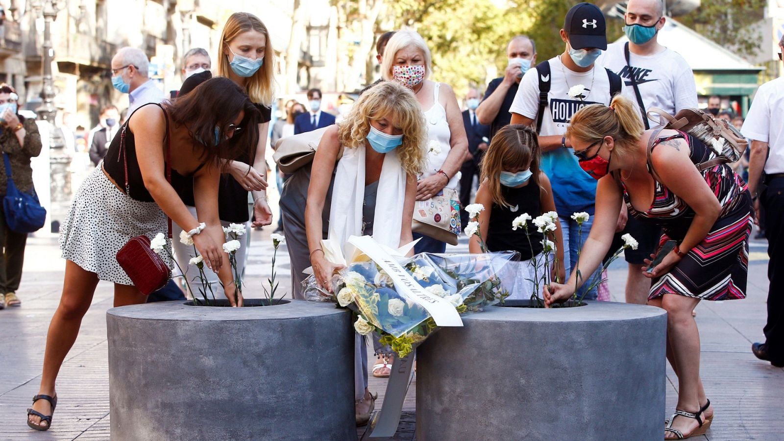 Barcelona recuerda a las víctimas de los atentados terroristas del 17 de agosto de 2017 con un minuto de silencio y una ofrenda floral en las Ramblas