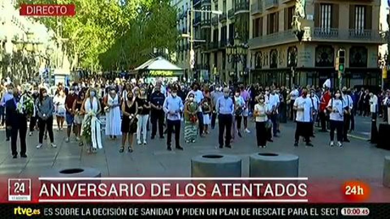 Barcelona recuerda a las víctimas de los atentados terroristas del 17 de agosto de 2017 con un minuto de silencio y una ofrenda floral en las Ramblas