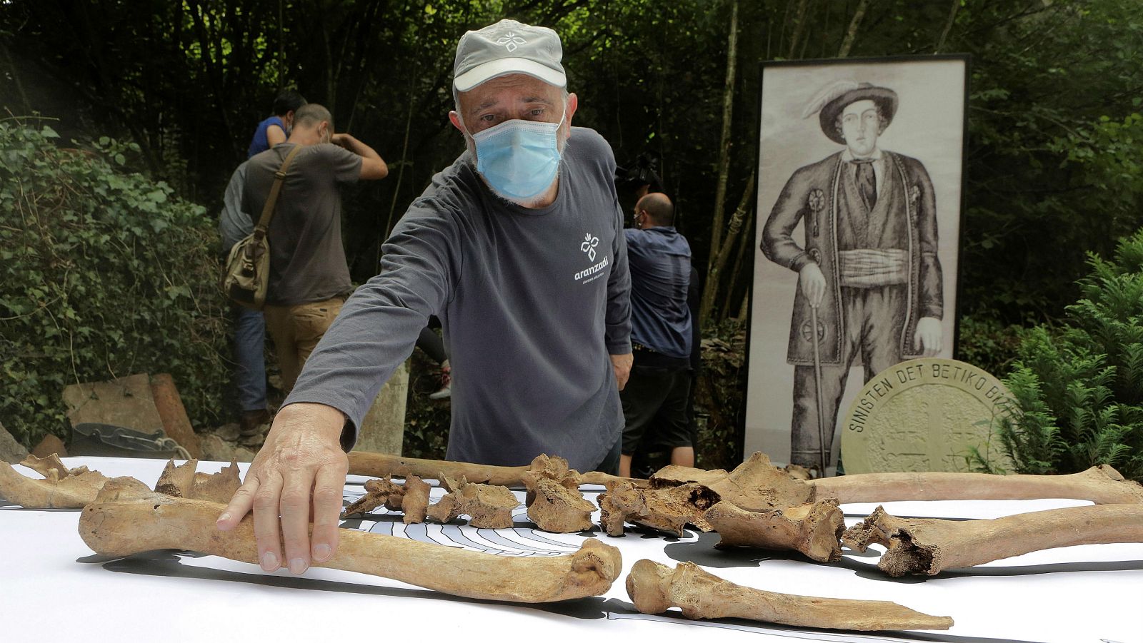 Localizados los restos del gigante de Altzo en el cementerio local