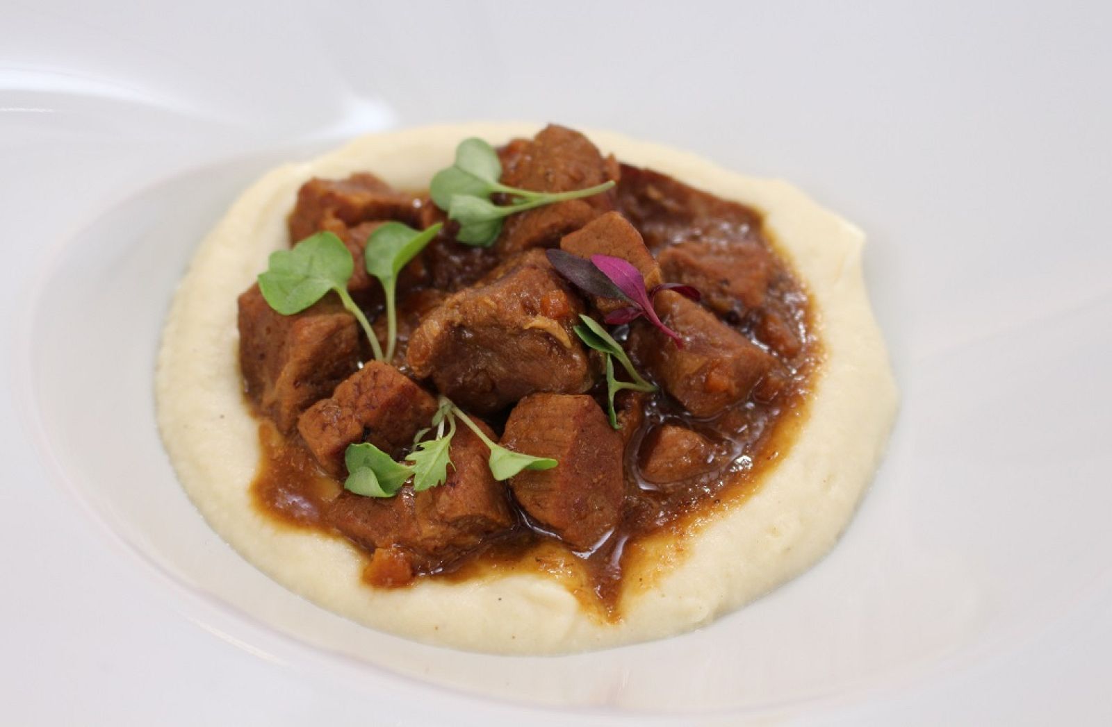 Ternera guisada a la cerveza negra con puré de apionabo | Ver