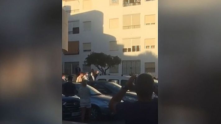 Telediario 1 - Sánchez, abucheado a la salida de una iglesia en Matalascañas