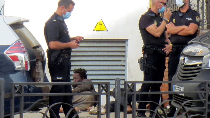 Telediario 1 - Muere un migrante y otros 30 llegan a España al saltar la valla de Melilla