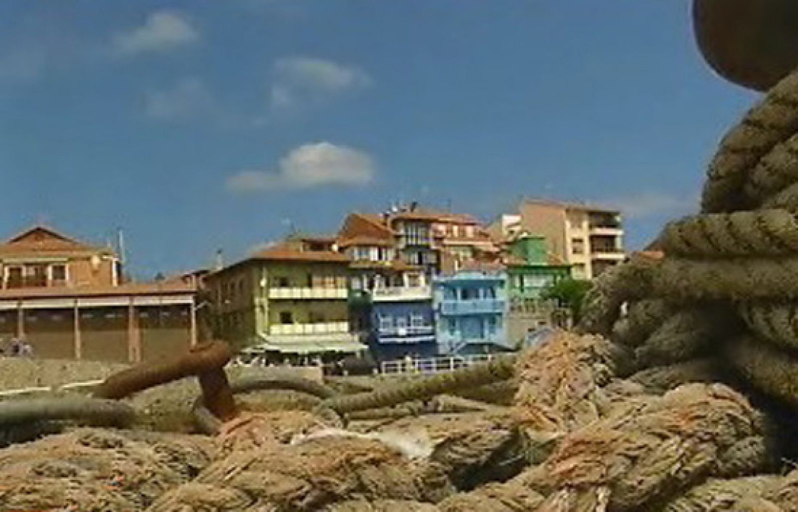 Es el punto más septentrional de Asturias.  La villa marinera de Luanco, asentada sobre una pequeña ensenada a orillas del Cantábrico, es uno de los lugares más bellos de la península. 