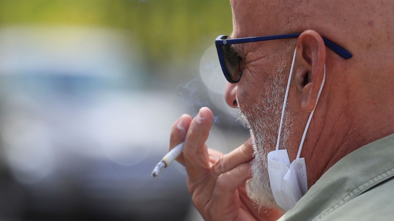 Un juez anula en Madrid la orden de prohibir fumar en la calle