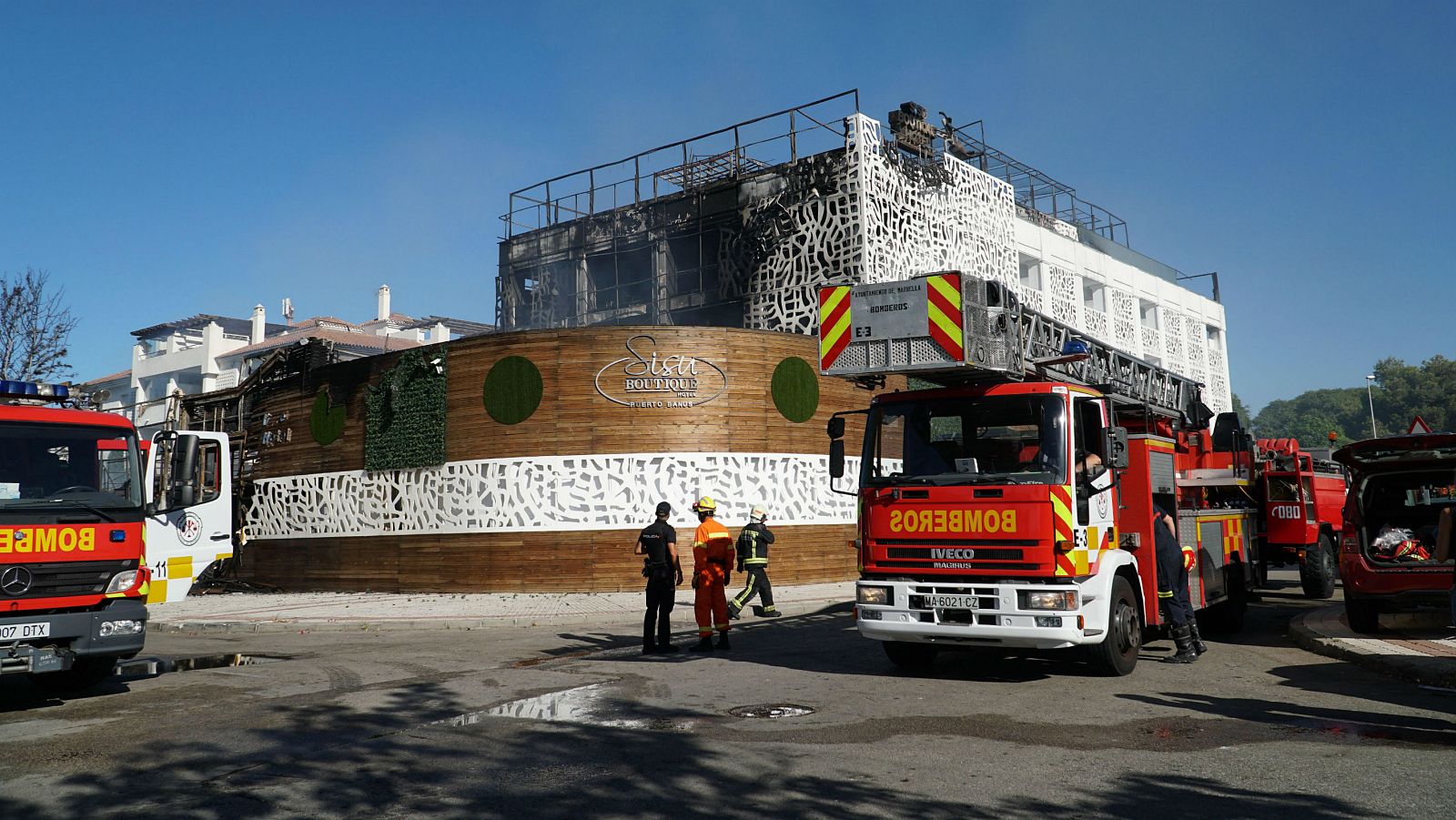 Extinguido el incendio en un hotel de Puerto Banús (Marbella)