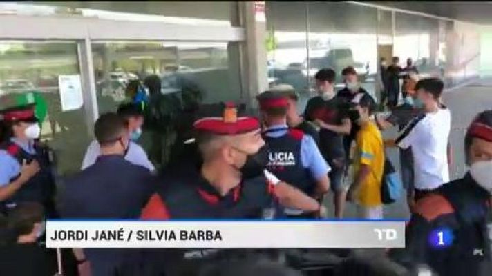 Telediario 1 - Leo Messi sigue meditando su futuro junto a Luis Suárez y Jordi Alba