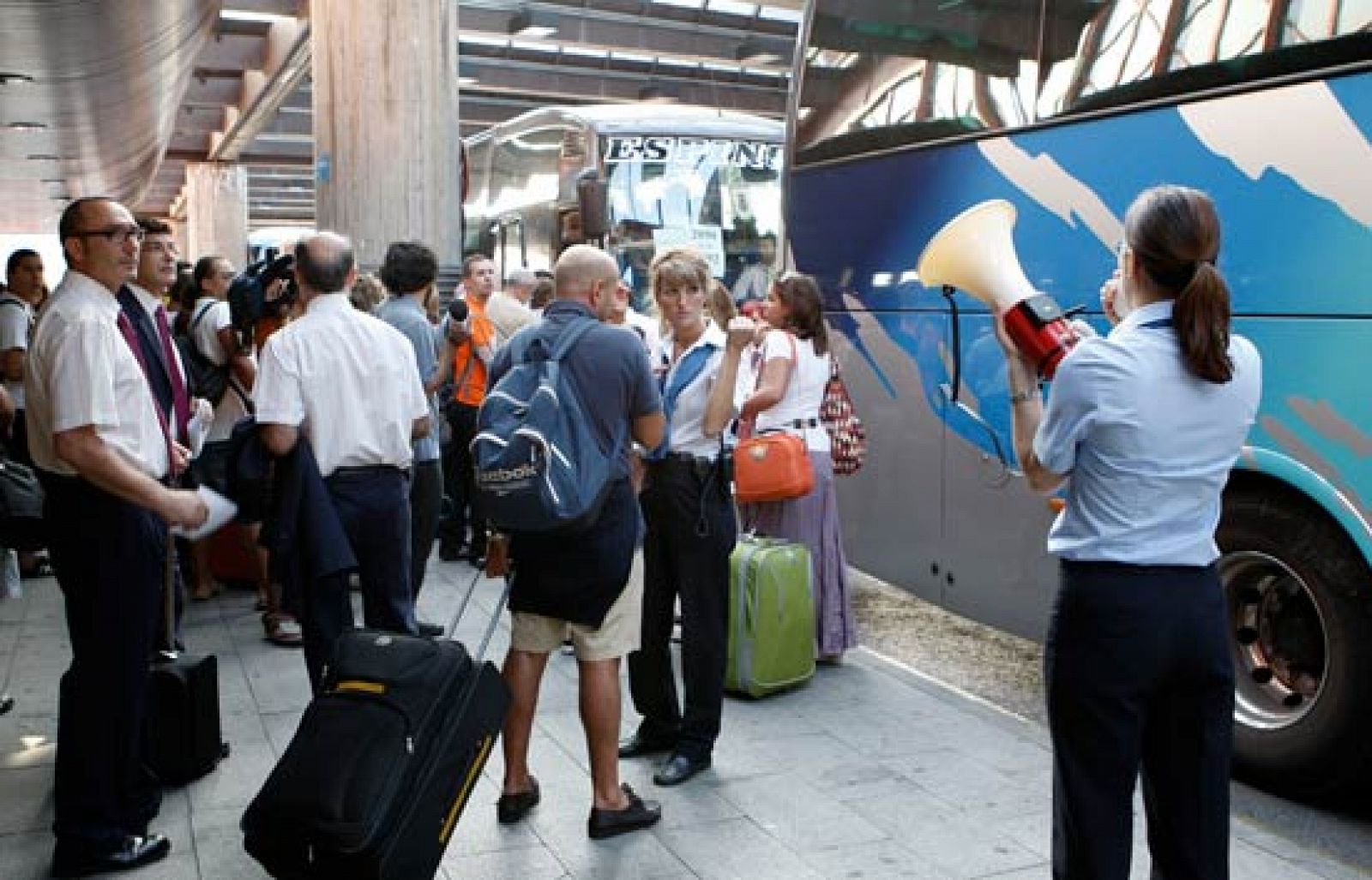 Los viajeros con billete para el AVE son transportados en autobuses desde la estación de Atocha