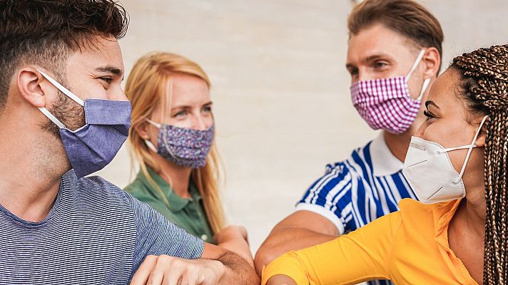 Telediario 1 - Los jóvenes conciencian sobre los peligros de relajar las normas sanitarias frente al coronavirus