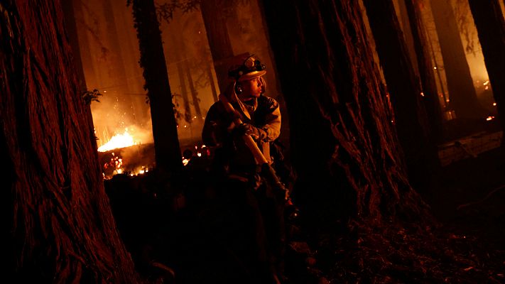 Una ola de calor histórica y 12.000 rayos prenden California