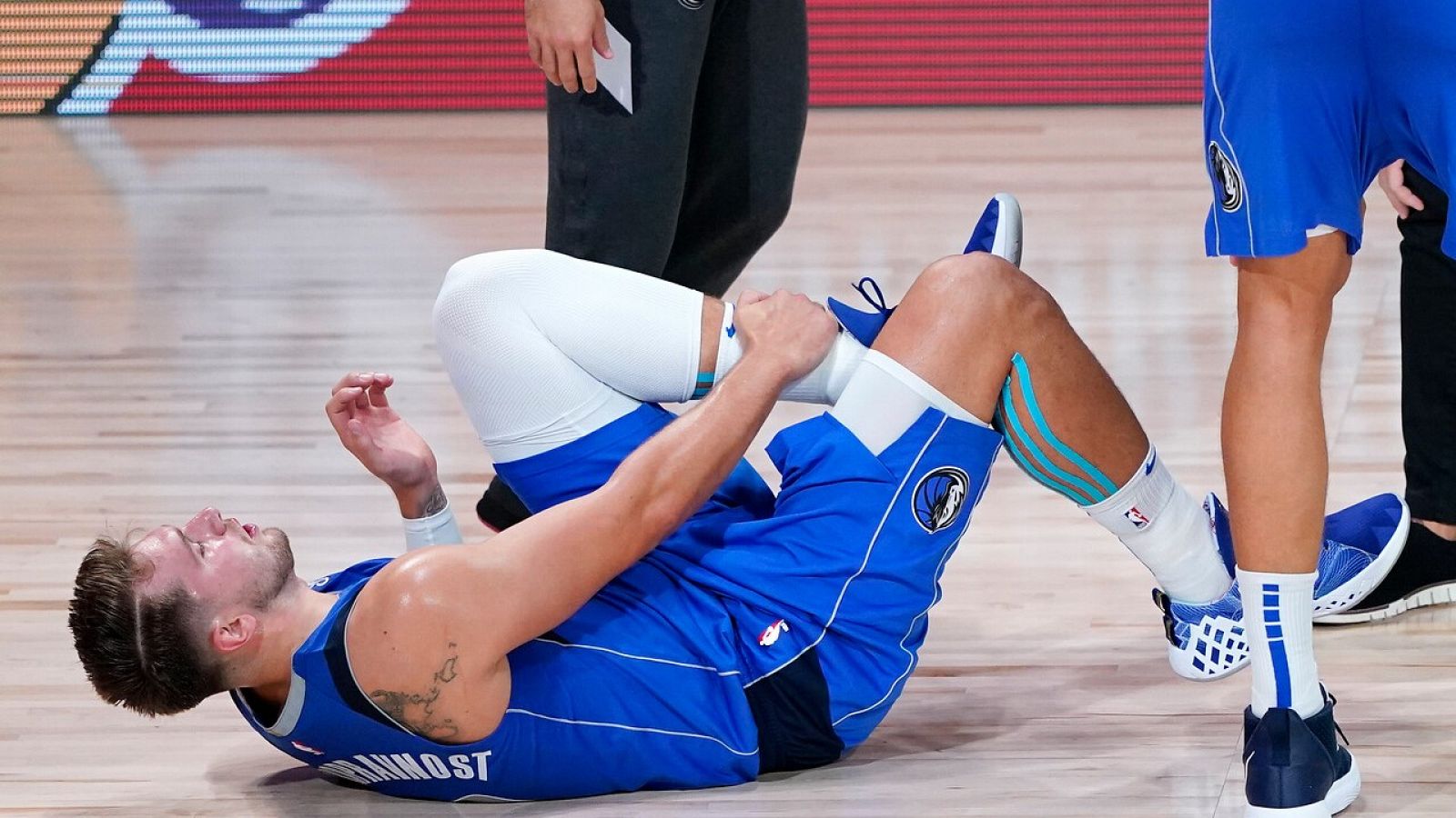 NBA | Noche aciaga de Doncic, derrota, lesión y triple-doble