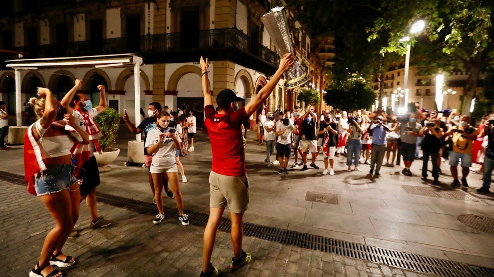 Europa League | Mascarillas y distancias en Sevilla tras la victoria