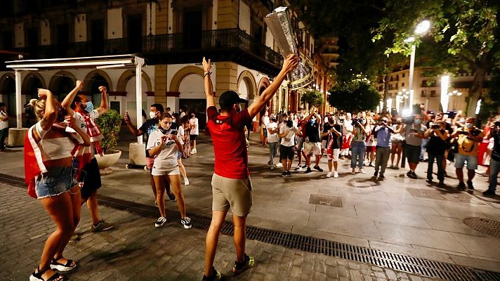 Telediario 1 - Así se vivió la final de la Europa League en Sevilla, con mascarillas y distancia (a veces)